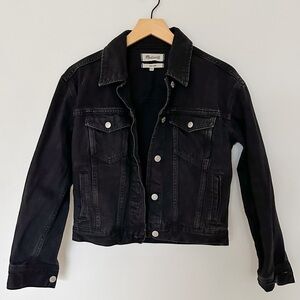 Madewell Boxy-Crop Jean Jacket in Lunar Wash (black), size XXS